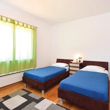 Pet Friendly In With Kitchen
