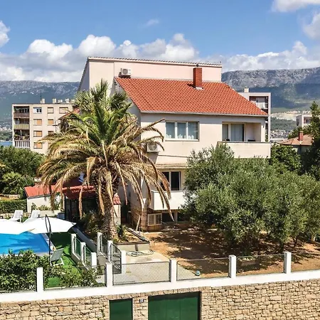 Three-bedroom In Appartement